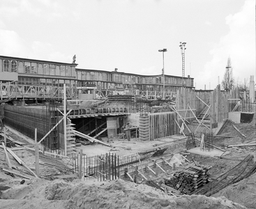 70874 Gezicht op het in aanbouw zijnde Stationsplateau aan het Stationsplein te Utrecht vanuit het noorden met links op ...